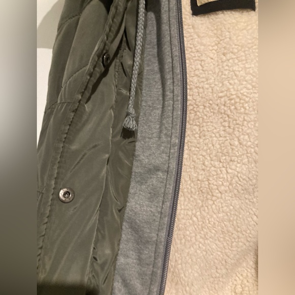 Ci Sono sleeveless olive green hooded puffer coat with pockets | zipper placket - Picture 2 of 6